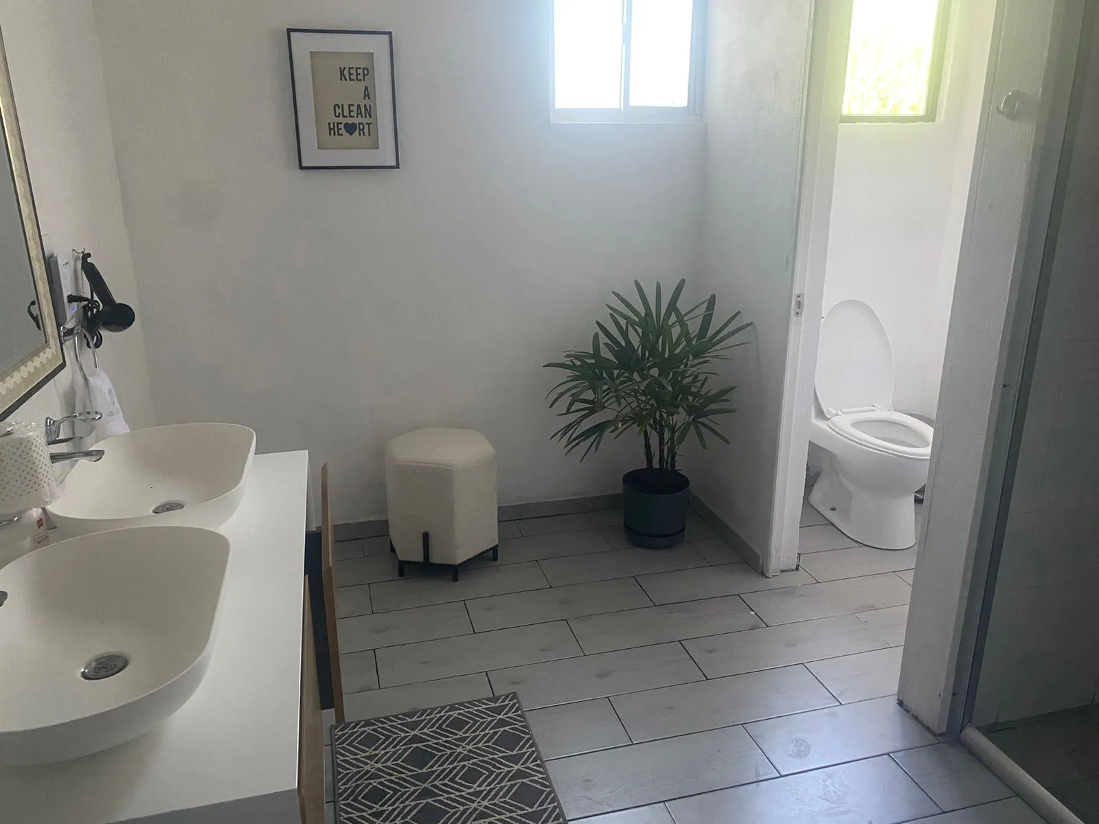 Baño con doble lavabo y vista al jardín