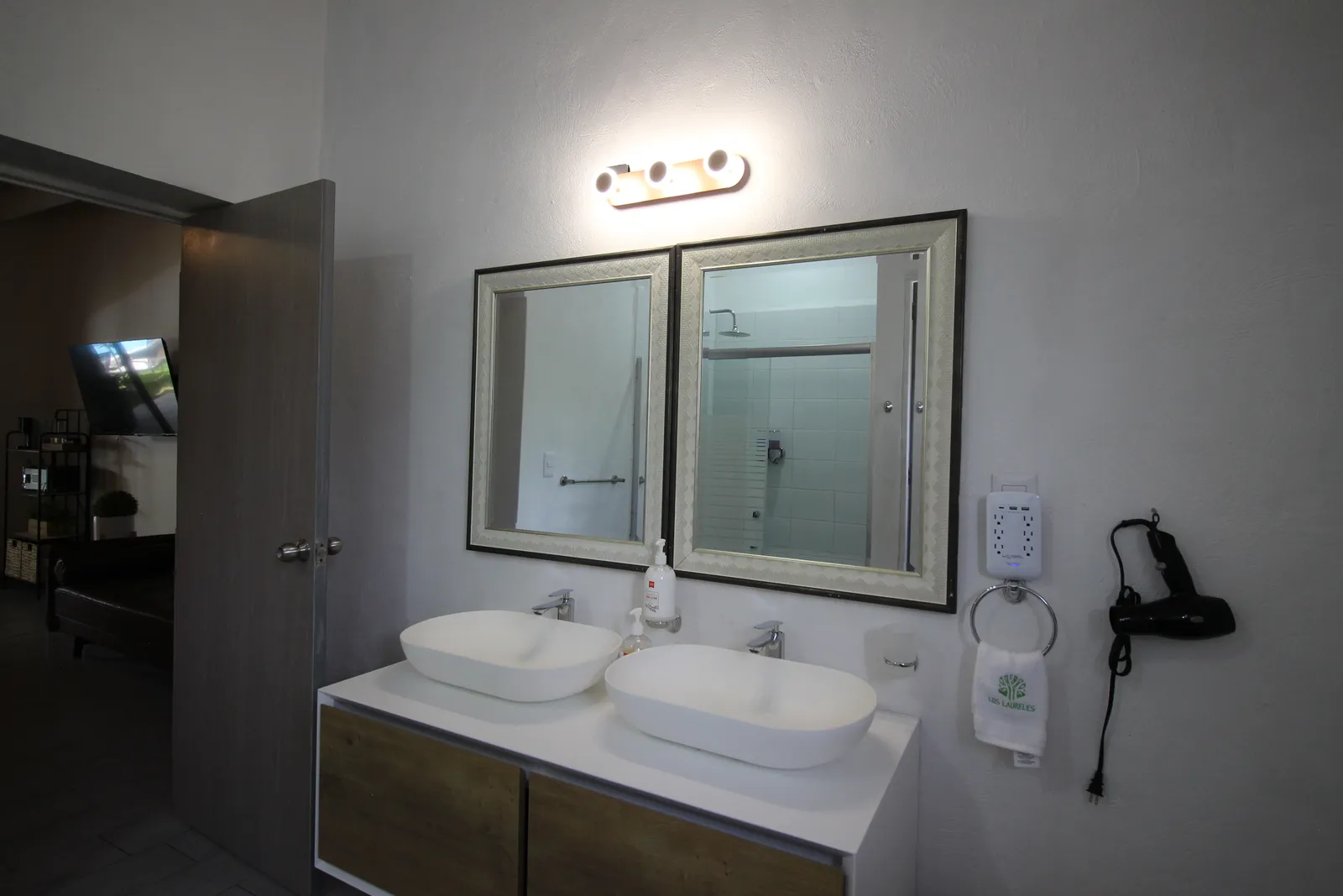 Baño con doble lavabo, espejos y secadora de pelo