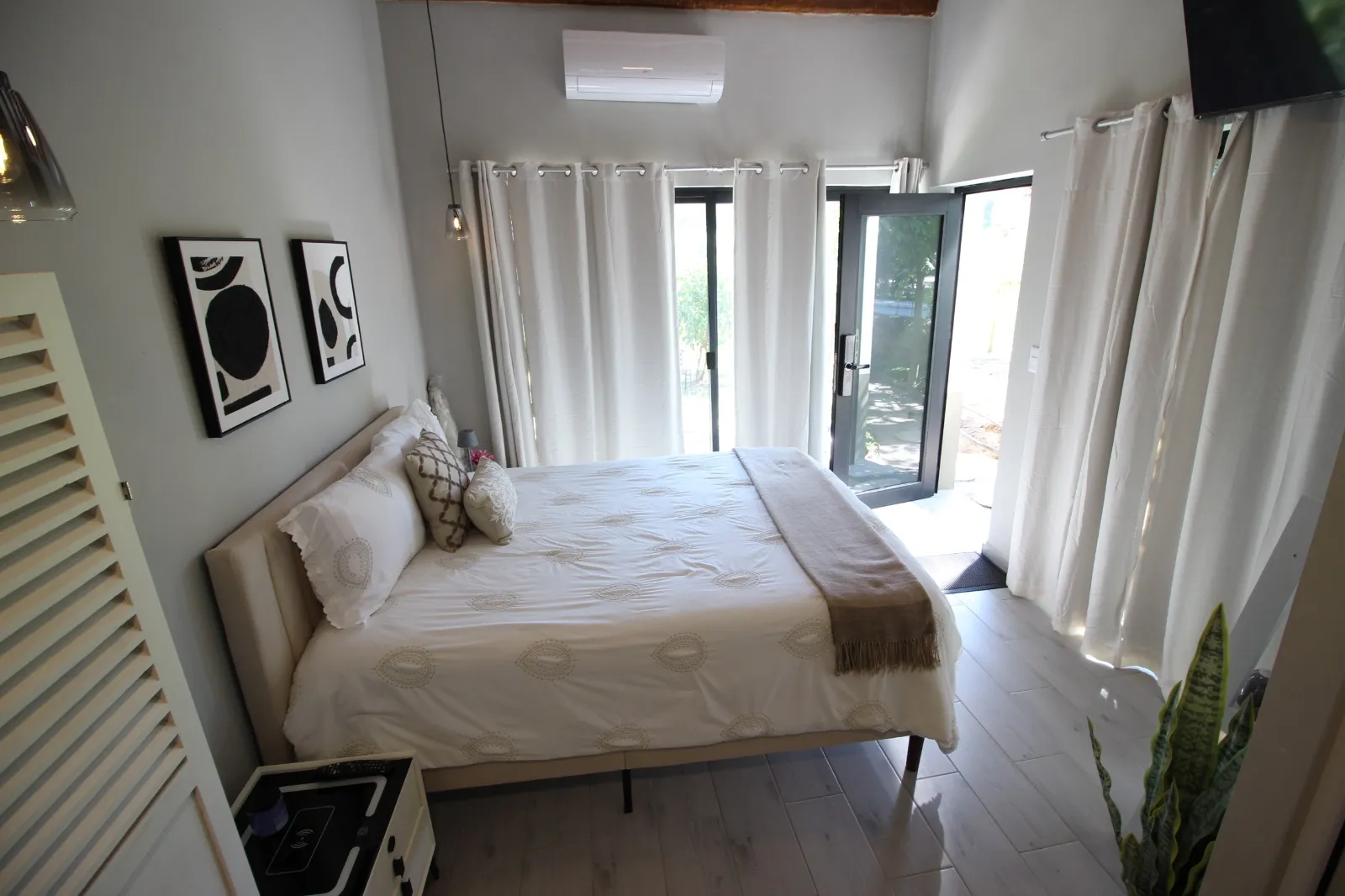 Recámara luminosa con cama king size y puertas corredizas al jardín