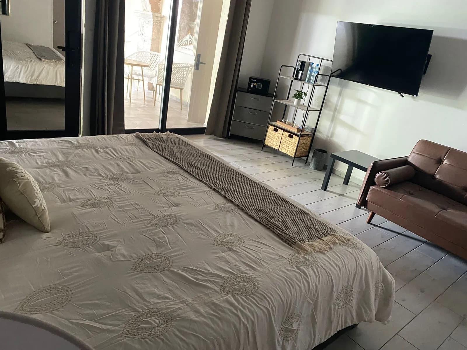 Balcón privado con TV, sofá y minibar