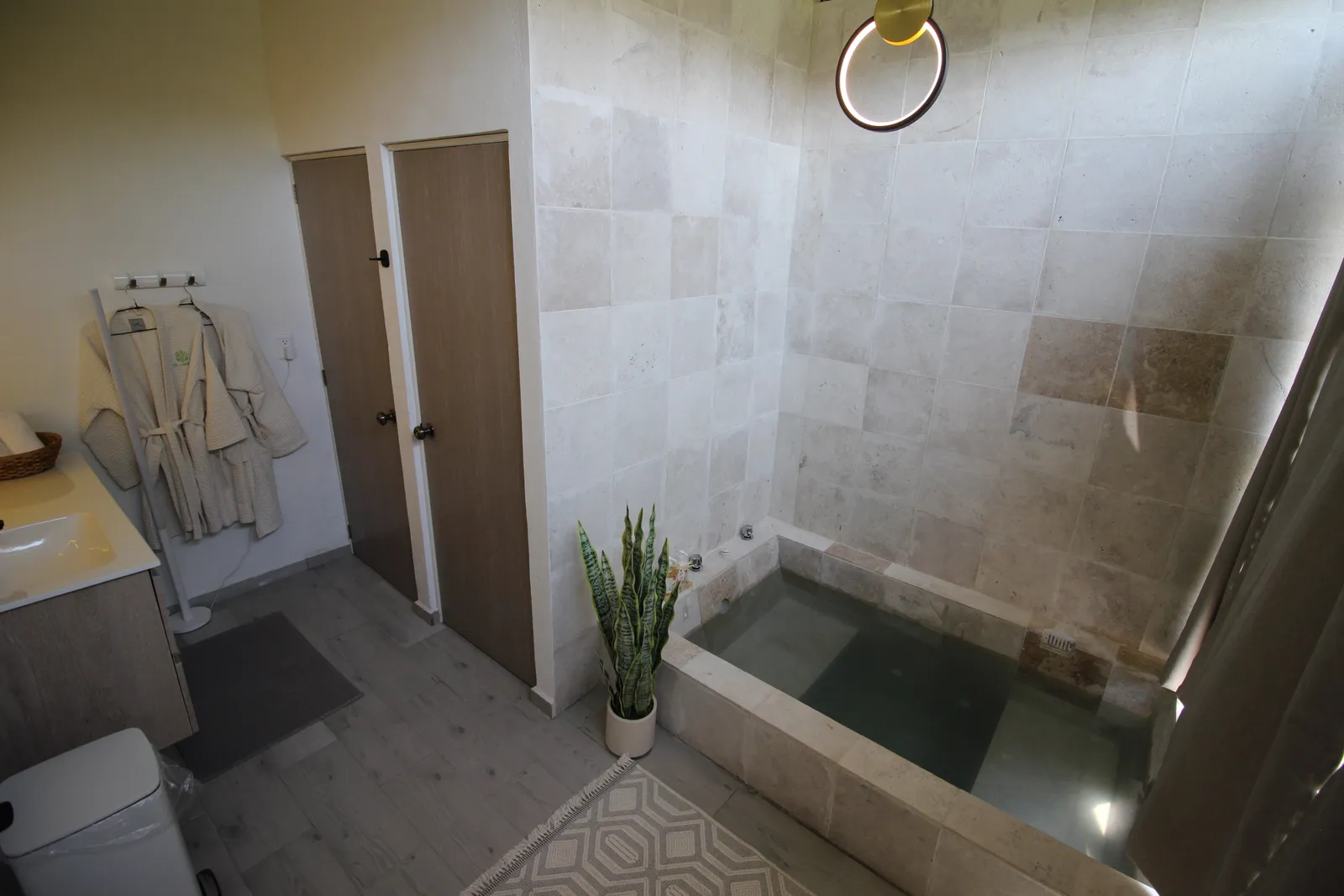 Baño privado con jacuzzi, batas y tocador