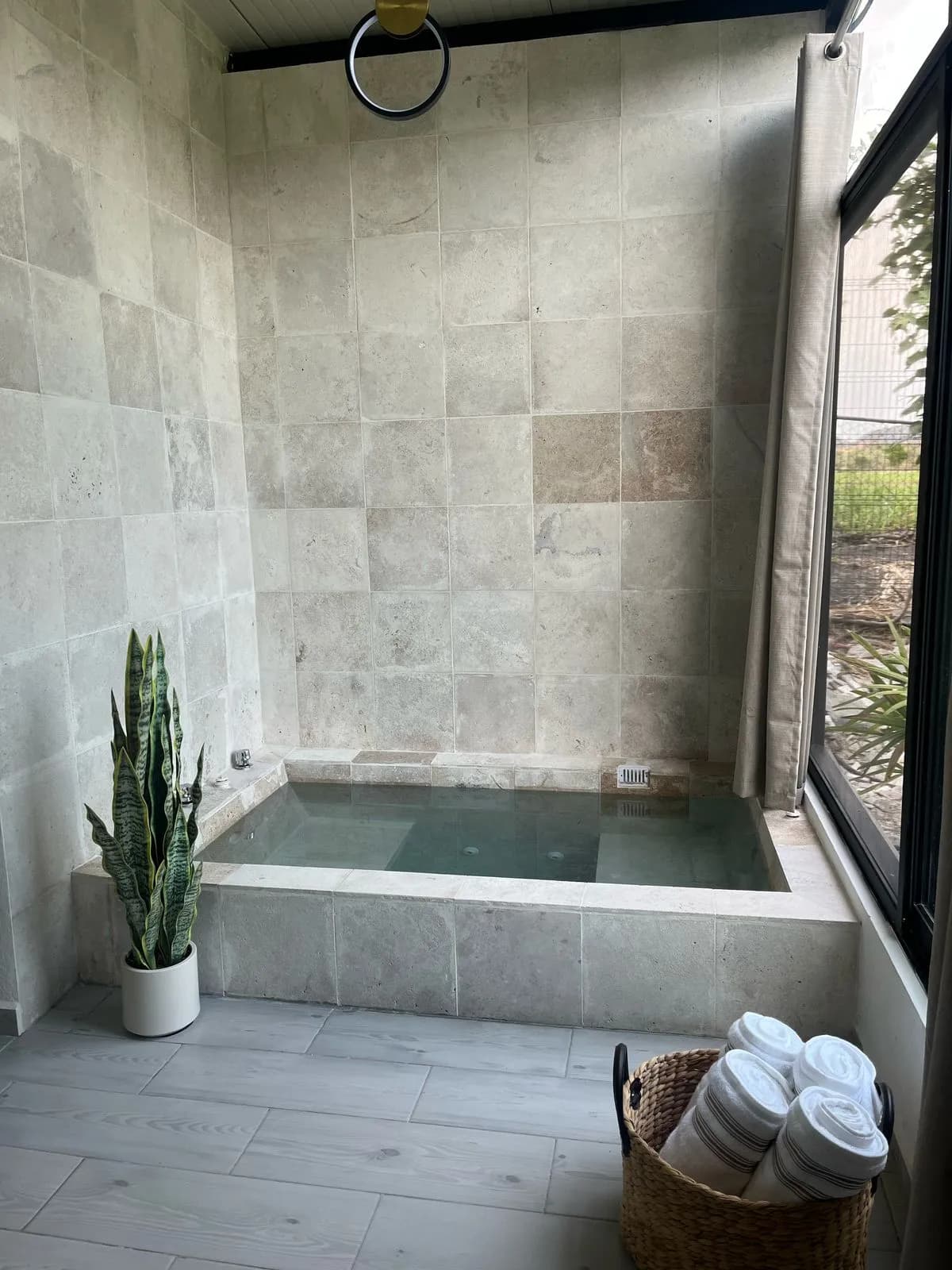 Jacuzzi privado de piedra visto desde otro ángulo