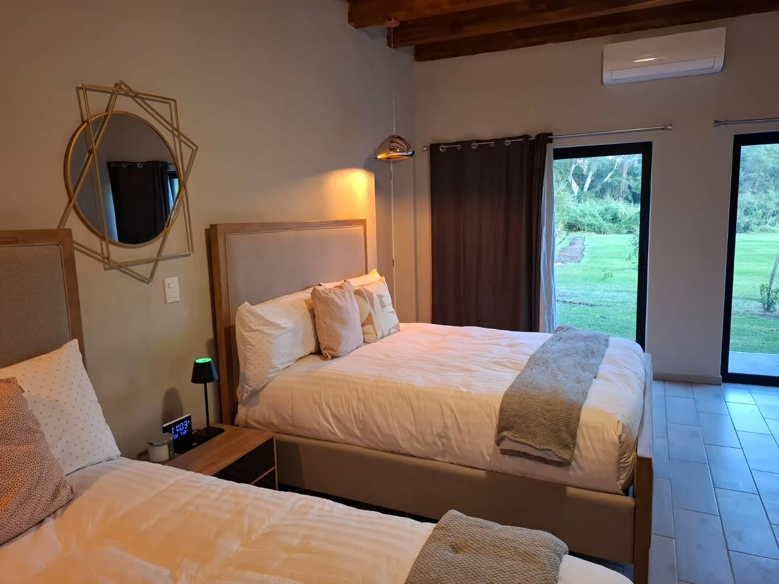 Cama con vista al jardín al atardecer