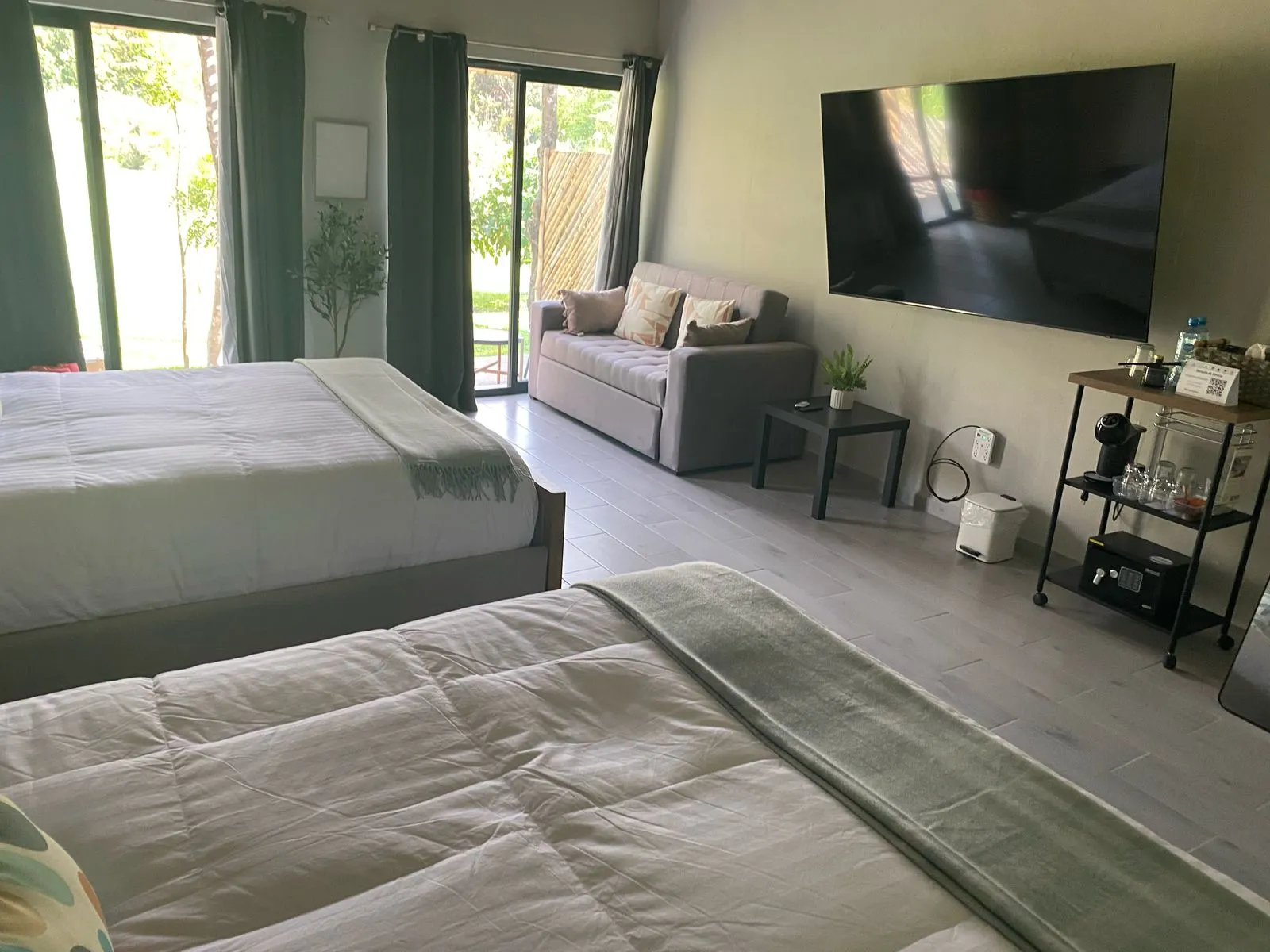 Dos camas con TV y minibar